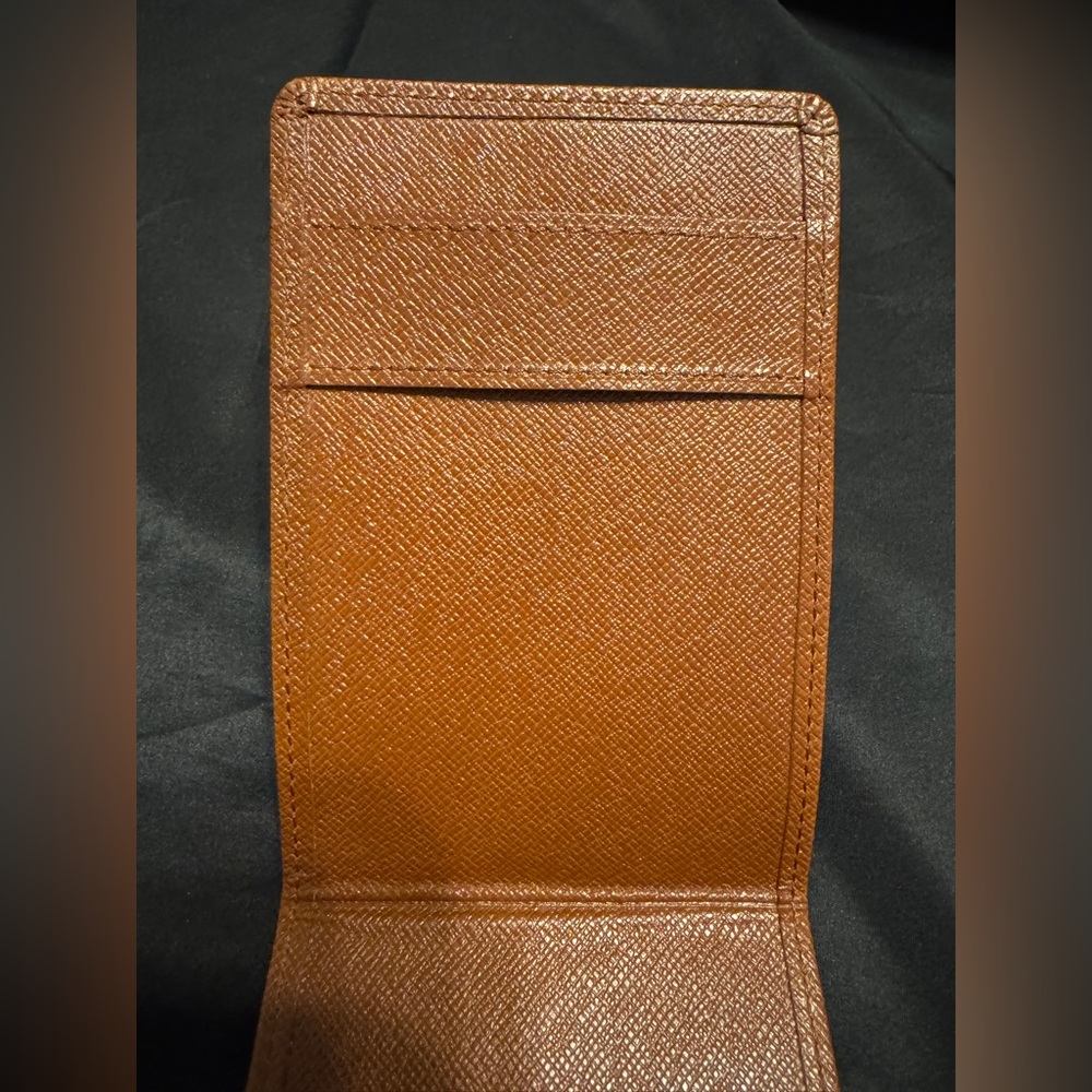 Louis Vuitton LV Taiga Leather Men's Wallet - Picture 7 of 10